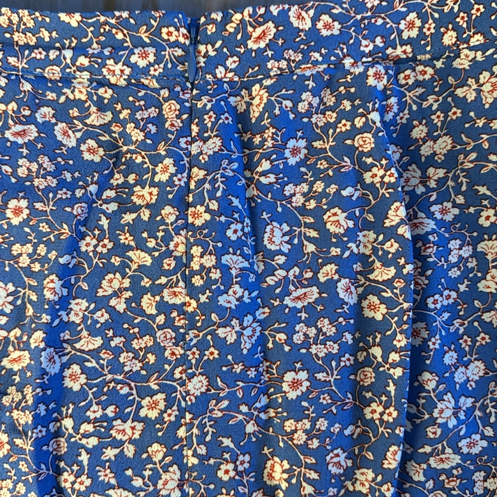 Madewell flower skirt with back zipper and side buttons size 6. - Picture 9 of 10